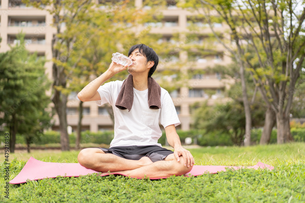 野外でヨガをする男性