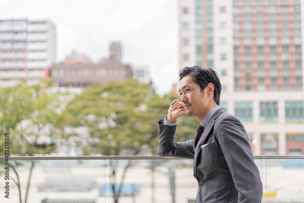 スーツ姿の男性 スーツ姿の男性