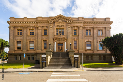 Obraz na płótnie Historical Clatsop County Courthouse exterior in Astoria, Oregon