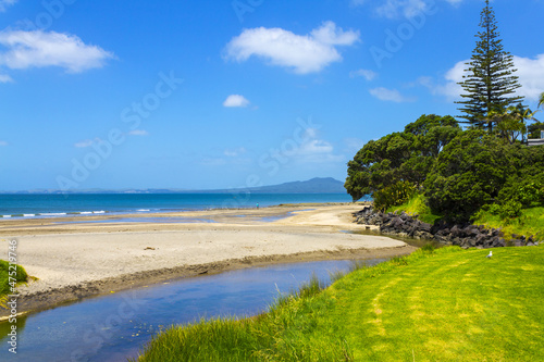 Obraz na płótnie Landscape View of Mairangi Bay Beach Auckland, New Zealand; Place for Picnic and Relaxing; Rangitoto Island as a background w salonie