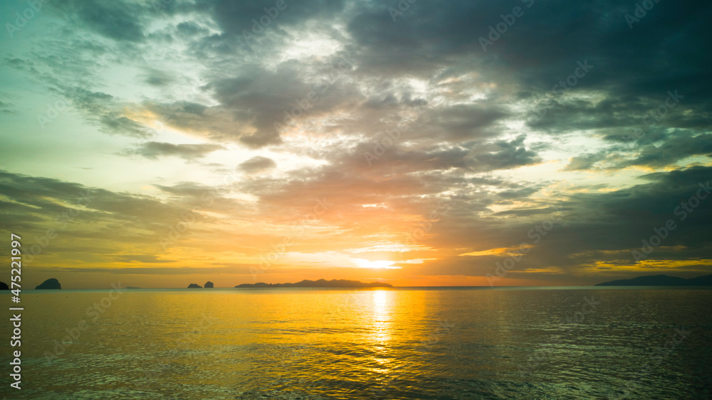 Obraz premium tropical sea and sunset, sea, beach, andaman sea, sunset sky, ocean waves, sea at dusk, overcast sky, southern thailand, phuket