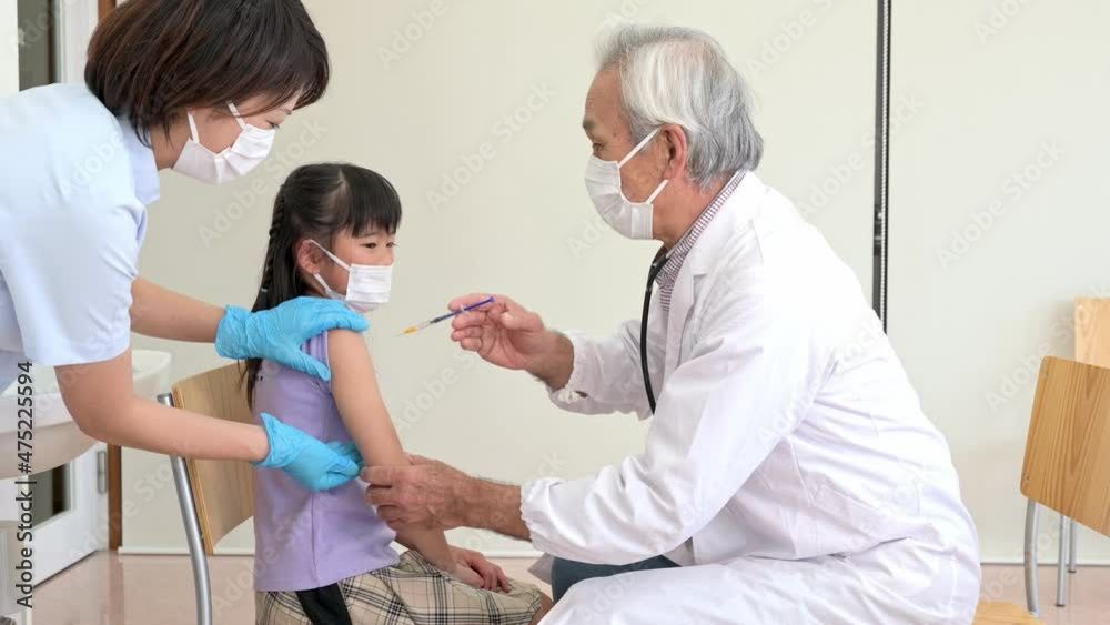 注射をうたれる子供 ワクチン接種 注射をうたれる子供 ワクチン接種