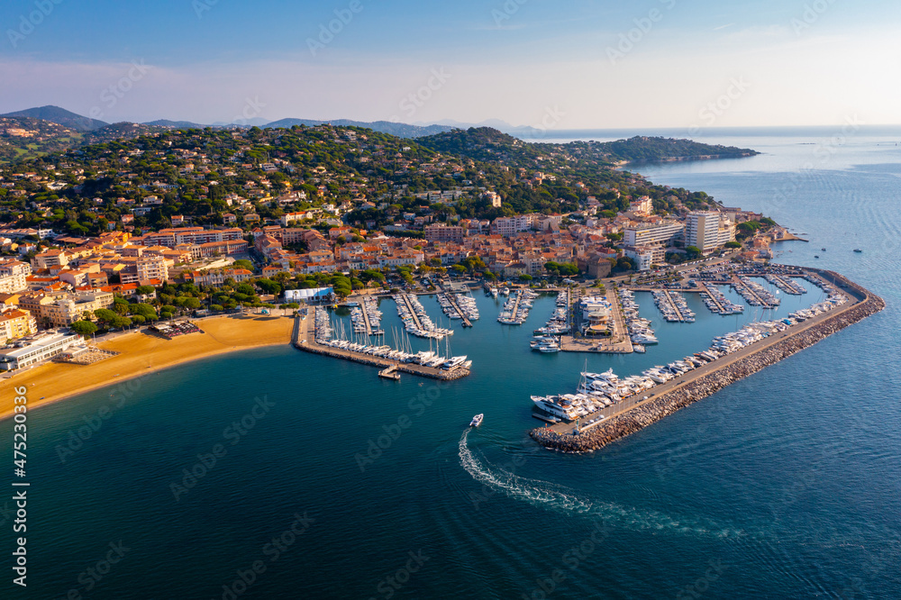 Picturesque view from drone of Sainte-Maxime townscape on Mediterranean  coast with port for pleasure yachts on sunny autumn day, France foto de  Stock | Adobe Stock