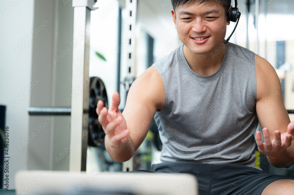 トレーニングしながら相手を励ますトレーナー 正面 トレーニングしながら相手を励ますトレーナー 正面
