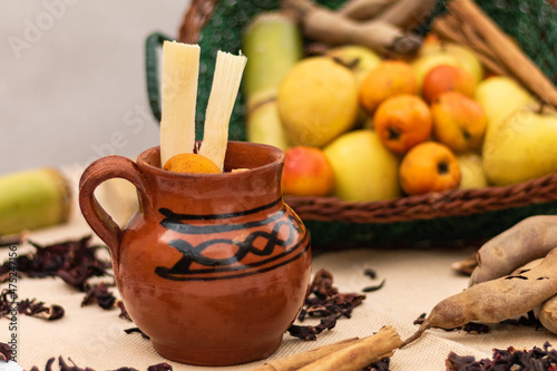 Photos Jarrito de ponche de frutas navideño con caña y tejocote