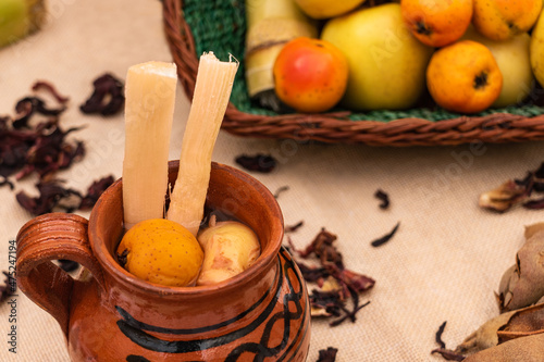Photos Jarrito de ponche de frutas navideño con caña, tejocote y guayaba