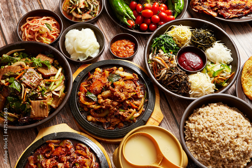 Fototapeta premium Korean traditional food, stew, bibimbap, traditional alcohol