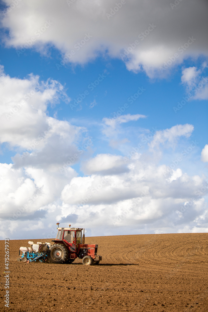 Fototapeta premium Tracteur en campagne en train de semer dans les champs.