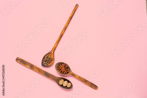 Murais de parede anise star, nutmeg and allspice in spoon on colorful background with copy space