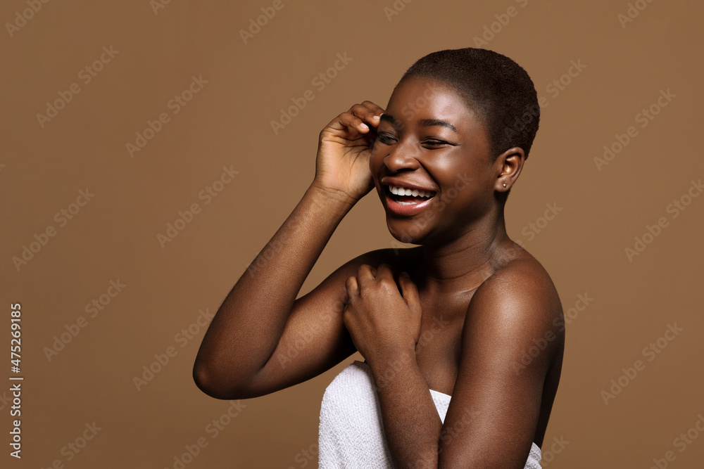 Obraz premium Be Yourself. Portrait Of Beautiful Laughing Black Lady With Clean Smooth Skin