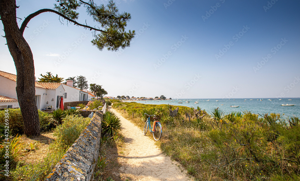 Paysage sur l'île de Noirmoutier en Vendée, bord de plage sur le littoral français.