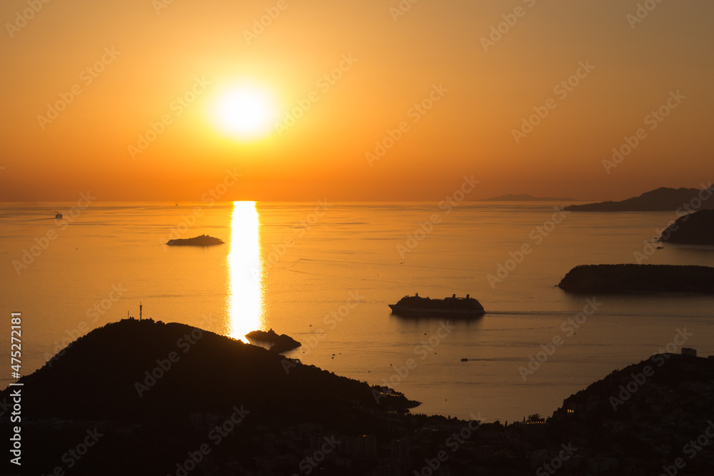 Kreuzfahrtschiff fährt in den Sonnenuntergang hinein