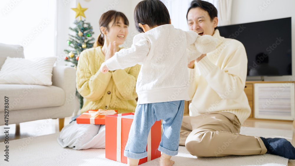 Obraz premium クリスマスプレゼントを貰う子供（家族・ファミリー・育児・子育て）