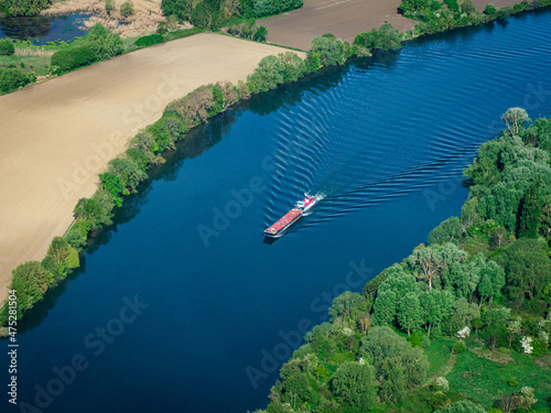 Konstfotografi vue aérienne d'une péniche sur la Seine à l'ouest de Paris