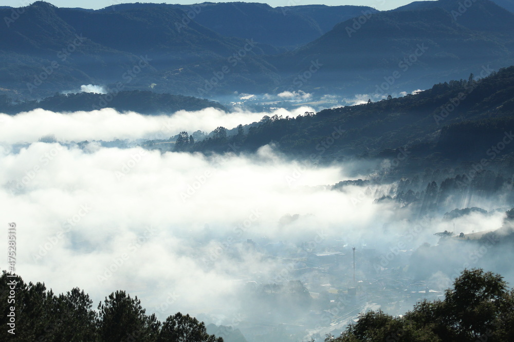 Amanhecer com neblina em São Joaquim, Santa Catarina 