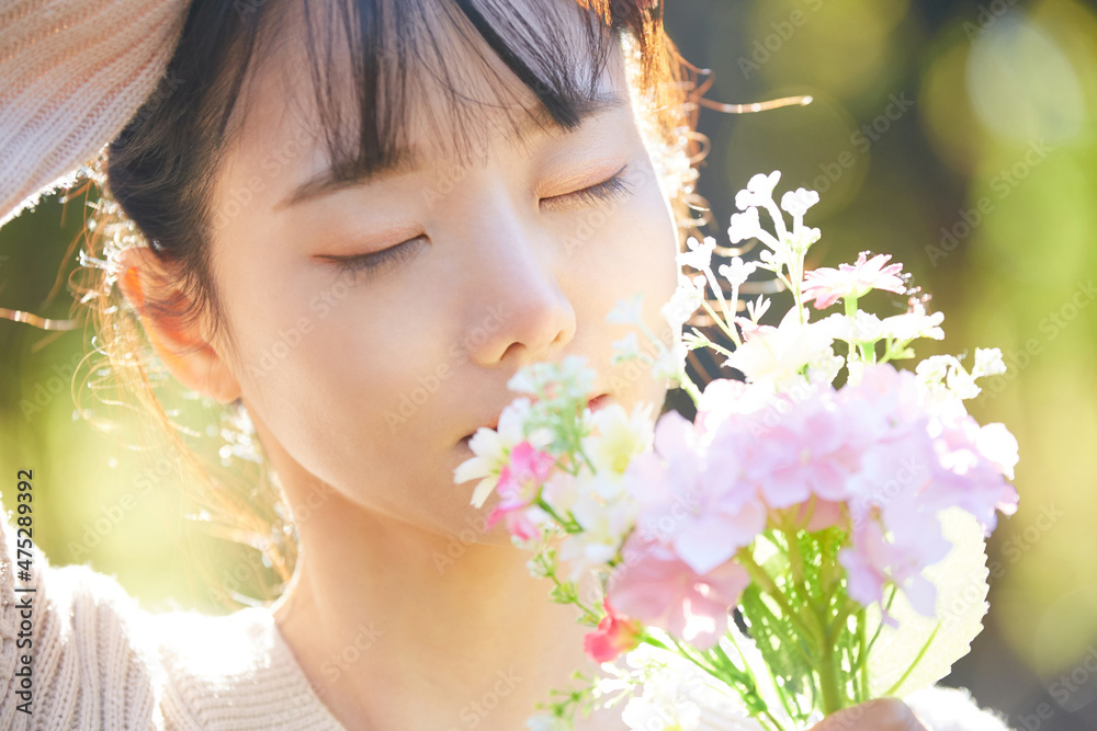 若い女性の屋外での自然な美しさのポートレート 若い女性の屋外での自然な美しさのポートレート
