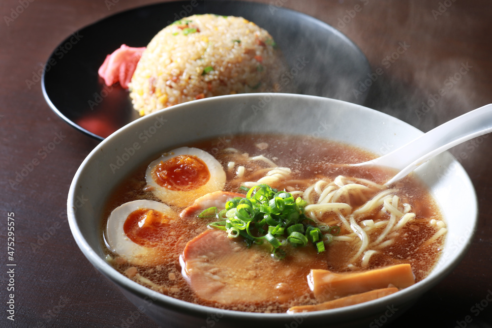 湯気の上がるシズル感のあるラーメン 湯気の上がるシズル感のあるラーメン