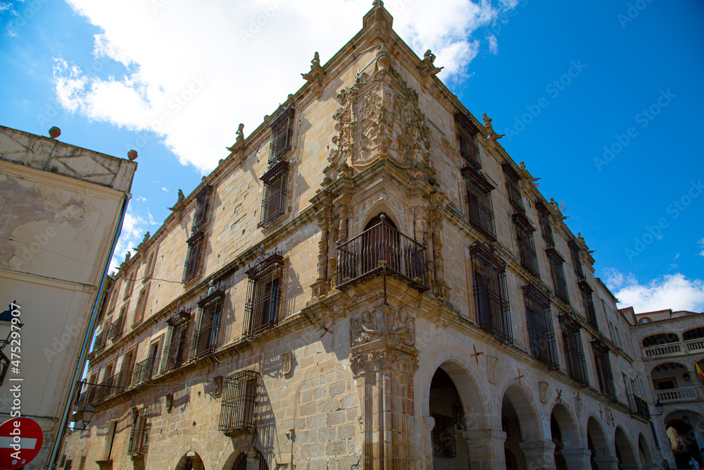 Detalles de fachada de piedra Beige en edificios emblemáticos medievales