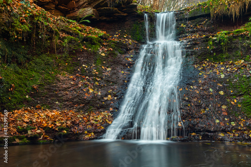 Fototapeta Naklejka Na Ścianę i Meble -  Tranquil waterfall scenery in the middle of autumn forest