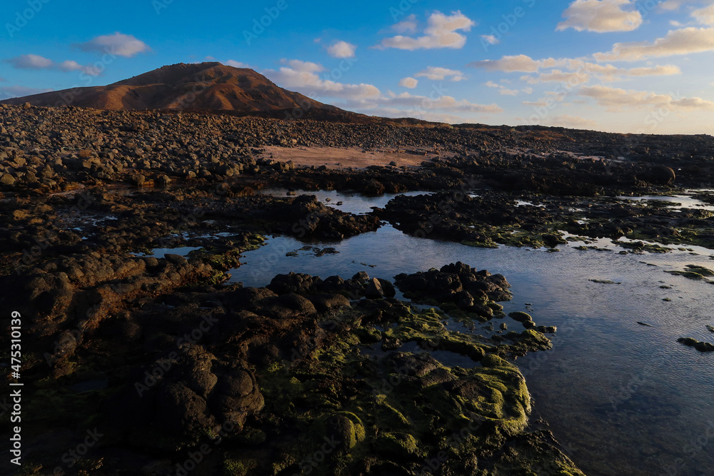 Paisaje de montaña y costa rocosa