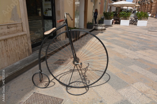 costruzione prototipo bici con ruota grande photo