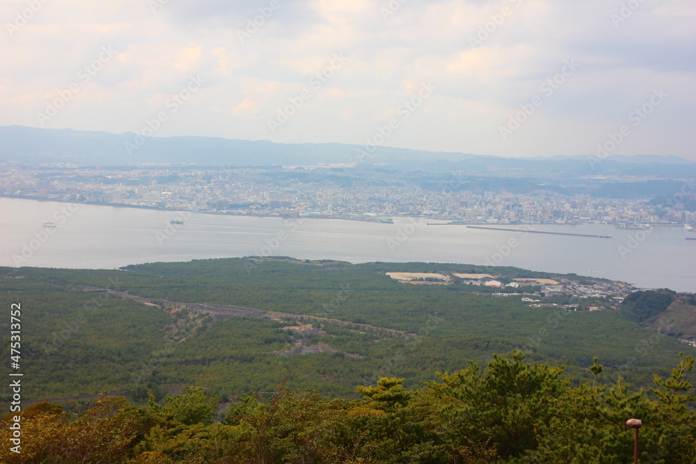Fototapeta premium 桜島の風景。湯之平展望所からの景色。手前から大正溶岩原、錦江湾、鹿児島市街