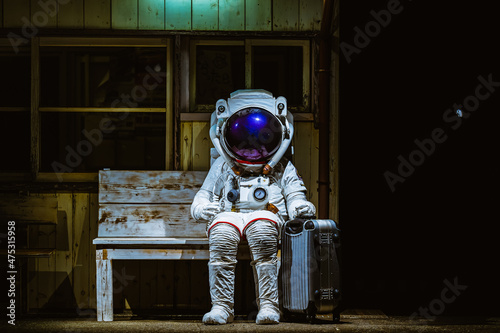 座って待つ宇宙飛行士