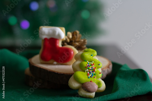 Biscoitos de Natal e árvore de Natal com luzes.