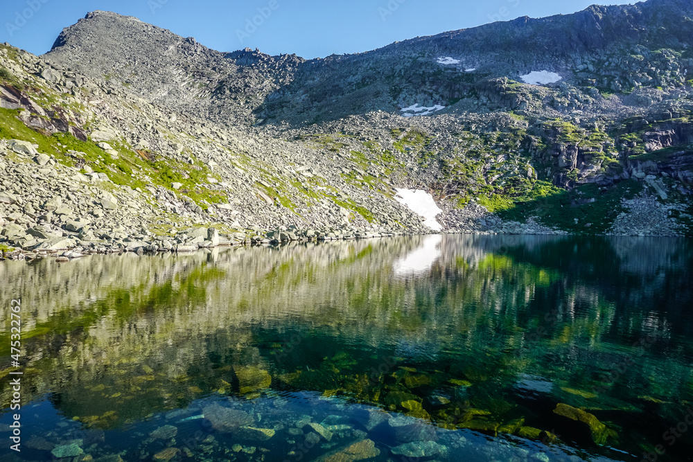 Fototapeta premium Beautiful mountain lake in the Ergaki nature reserve