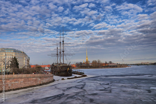 Φωτογραφία View of the Peter and Paul Fortress and the Flying Dutchman