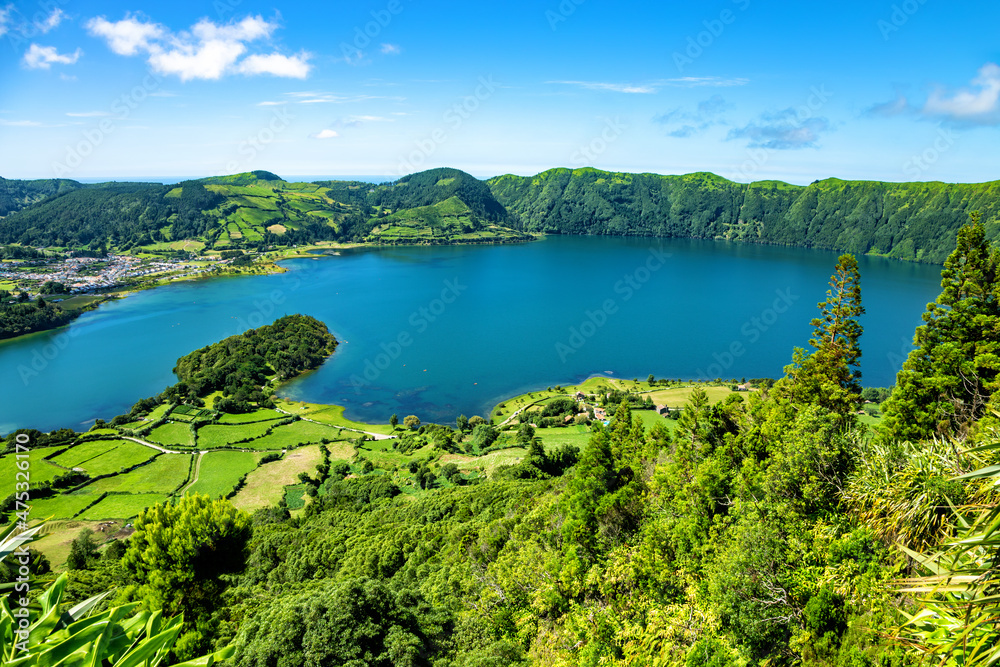 Obraz premium Lagoa Azul, Lagoa das Sete Cidades, São Miguel Island, Azores, Açores, Portugal, Europe.