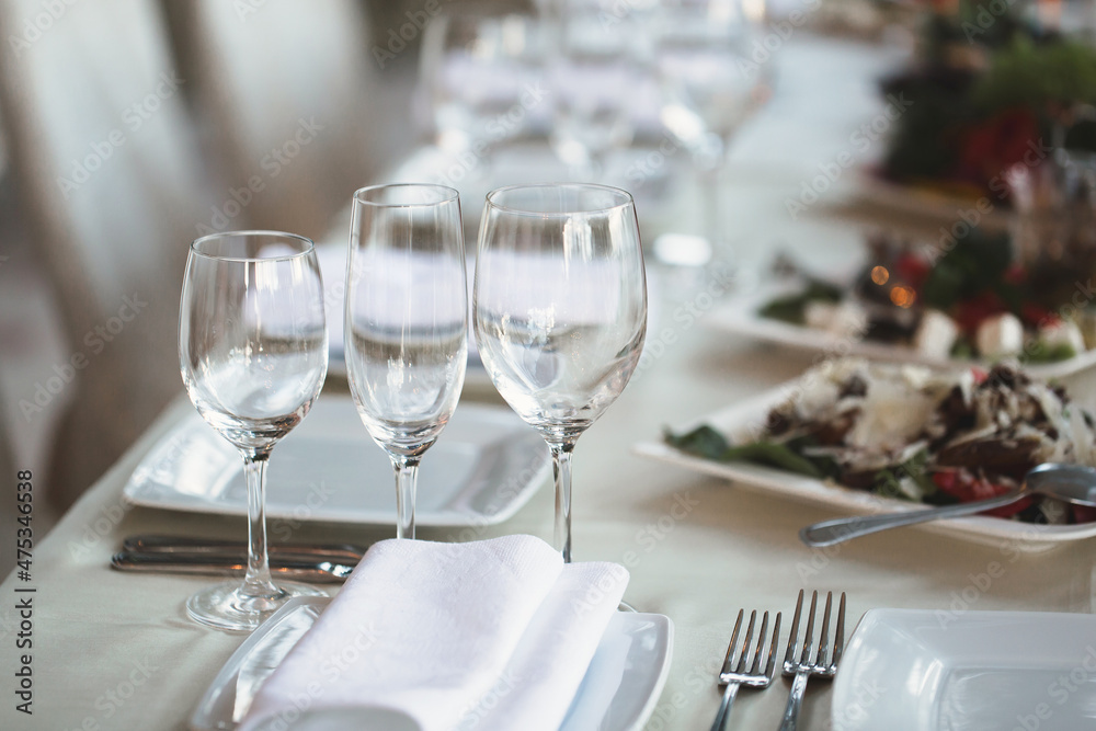 Fototapeta premium Table at a luxury wedding reception. Beautiful flowers on the table. Serving dishes, glass glasses