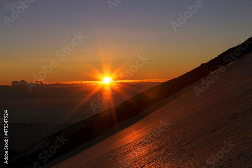 amanecer en el Volcán Citlaltepec en Puebla México
