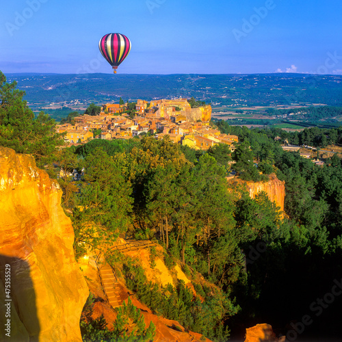 Frankreich, Provence, Roussillon, Heißluftballon über dem Dorf photo