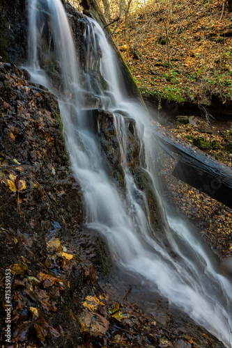 Fototapeta Naklejka Na Ścianę i Meble -  Tranquil waterfall scenery in the middle of autumn forest