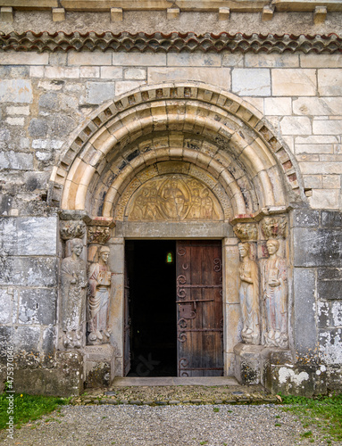 Porte d entr  e de la basilique Saint-Just de Valcabr  re  Haute-Garonne  France