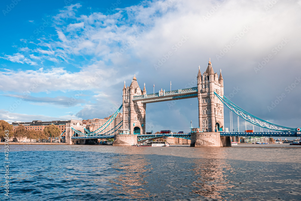 Obraz premium Iconic Tower Bridge view connecting London with Southwark over Thames River, UK.