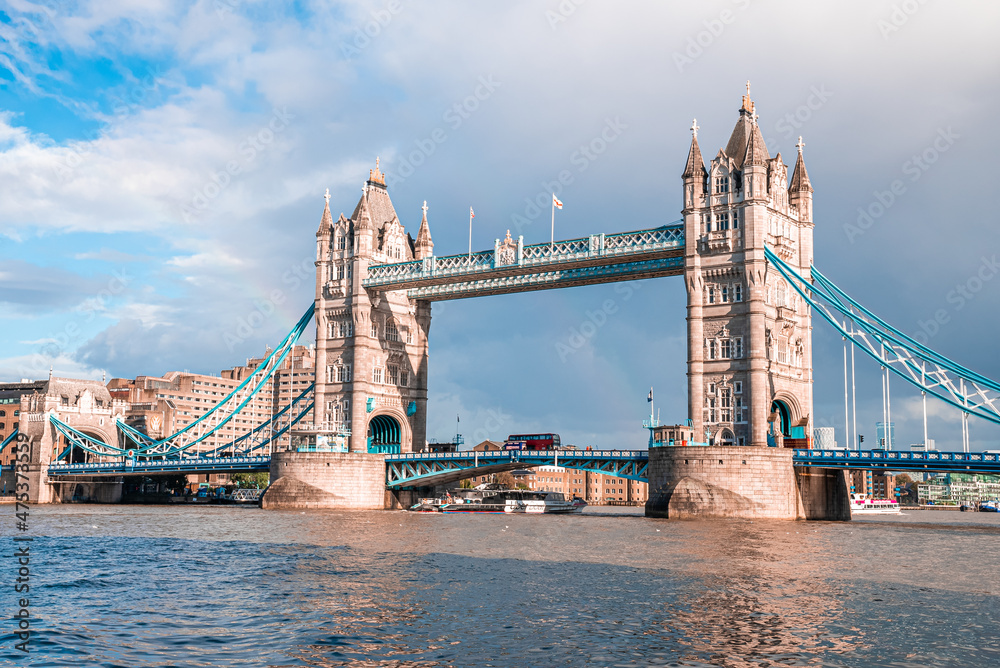 Obraz premium Iconic Tower Bridge view connecting London with Southwark over Thames River, UK.