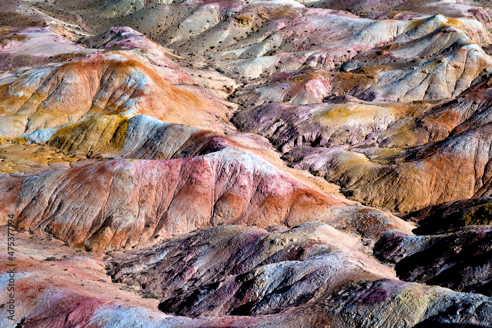 Bunte, durch Mineralien und Eisen verfärbte Fels und