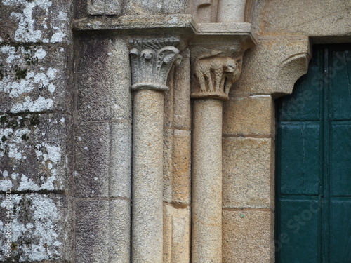 capitel romanico, lado derecho, con las  figuras de cuadrúpedos, un leon y un dragon enfrentados, a la izquierda otro capitel con motivos vegetales, iglesia de santa maria, mellid, la coruña, españa,  photo