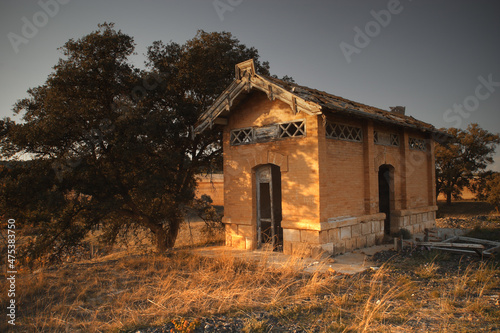 Tableau sur toile Aseos públicos de una estación de ferrocarril abandonada