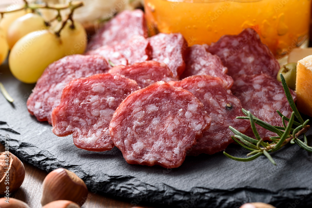 Vassoio con salame affettato, Cucina Italiana 