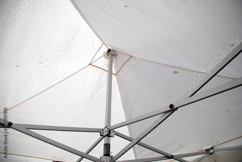 Foto An iron structure supporting the tarpaulin canopy