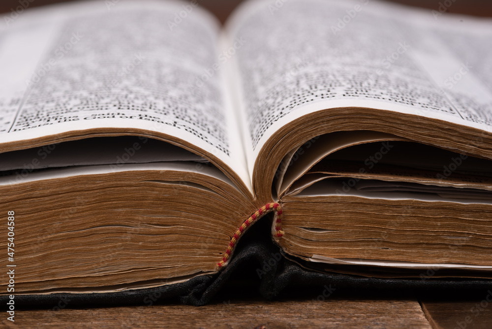 Obraz premium open old bible