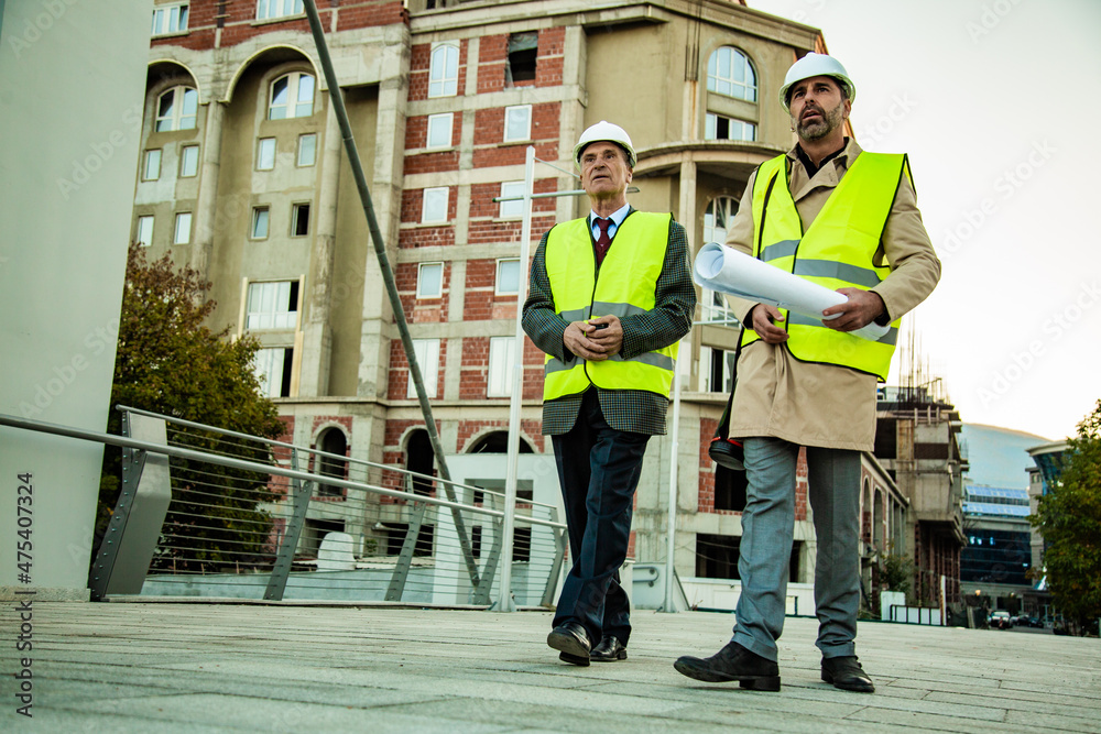 Obraz premium Walking towards the construction area