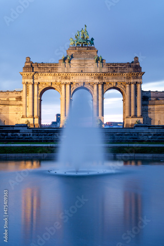 Canvas Print Beautiful view of a Triumphal Arch in Parc du Cinquantenaire in Brussels
