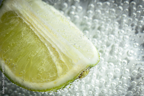 Gros plan d'un citron dans de l'eau gazeuse photo