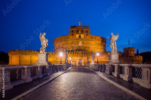 Fotografi Europe, Italy, Rome. Bridge to Castel Sant'Angelo lit at night.