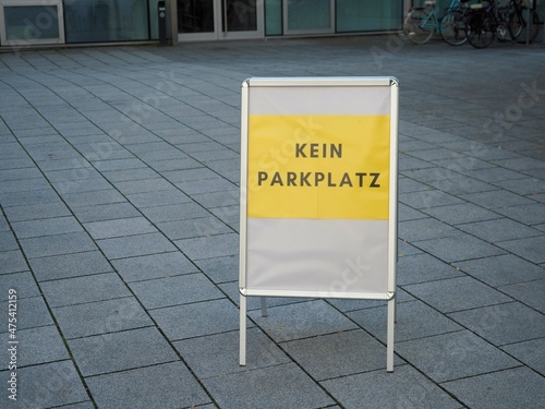 Innenstadt - Hinweisschild verbannt parkende Autos