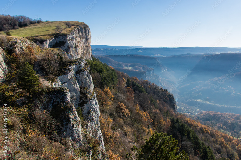 Fototapeta premium Belvédère de la Roche de Hautepierre au dessus de la vallée de la Loue dans le Doubs 